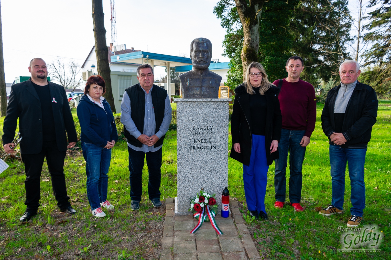 Pročitajte više o članku Polaganje vijenca ispred spomenika generalu sudioniku mađarske revolucije Karolu Kneziću